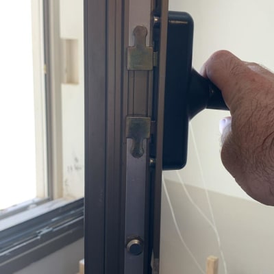 ידית פתיחת תריס מתכת עם מנגנון נעילה