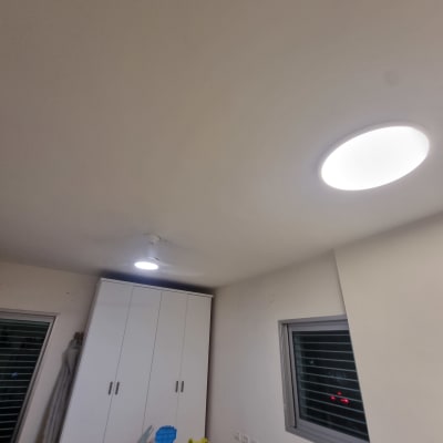 תאורה מותקנת בתקרה בחדר עם ארון וחלון