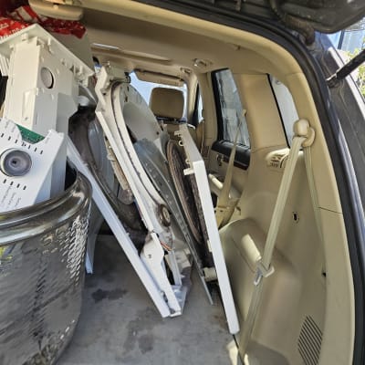 חלקי מכונת כביסה בתוך רכב