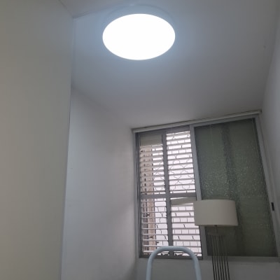 תאורה מותקנת בתקרה עם סולם בחדר