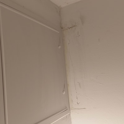 תקרה עם סימני רטיבות ליד פתח מיזוג אוויר