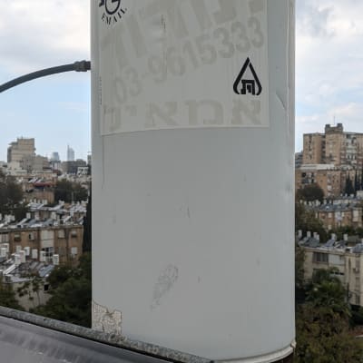 דוד שמש על גג עם מדבקות וכתובות