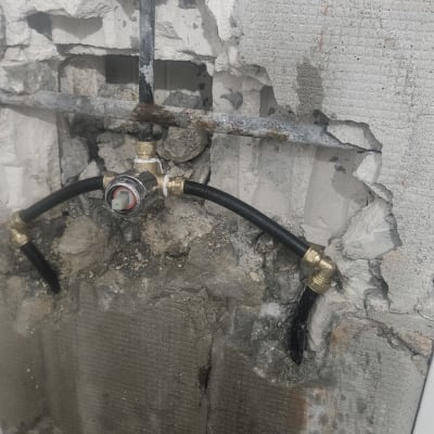 צינור מים עם שסתום בקיר שבור