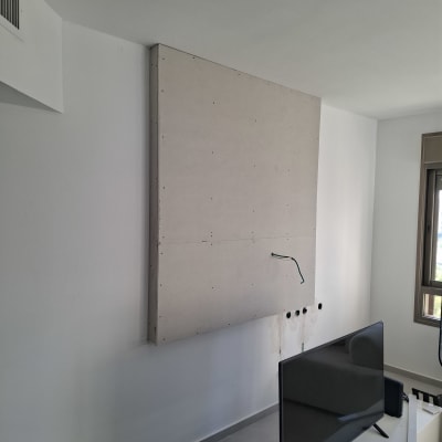 קיר גבס מותקן עם חיבורים חשמליים