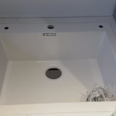 כיור מותקן עם חור לניקוז