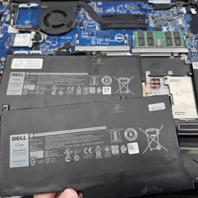 סוללת דל ומחשב נייד פתוח עם לוח אם