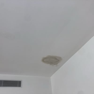 כתם רטיבות על תקרה לבנה