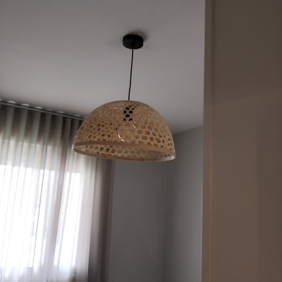 מנורת תקרה תלויה עם חוט חשמל שחור