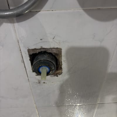 החלפת מנגנון ברז או אינטרפוץ בקיר חדר רחצה