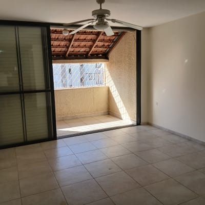 חדר ריק עם רצפת קרמיקה ומרפסת קטנה