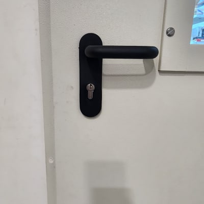 ידית ודלת עם מנעול