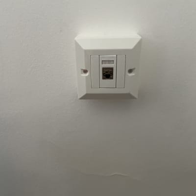 שקע רשת CAT6A מותקן על קיר לבן