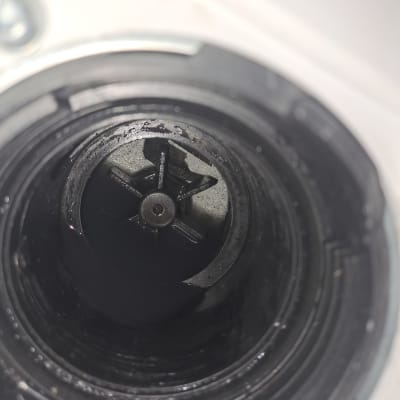 תקריב של רכיב פלסטיק עם חלקים פנימיים