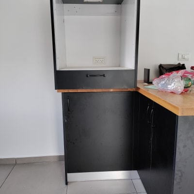 ארון מטבח שחור עם משטח עץ ושקע חשמל