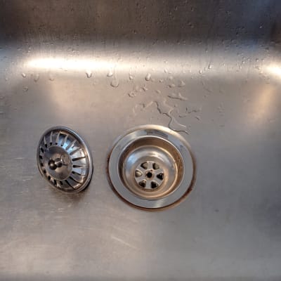 כיור נירוסטה עם מסננת וניקוז