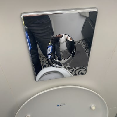 לחצן ניאגרה כרום עם השתקפות של אדם