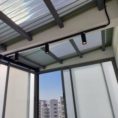 תאורה מותקנת על תקרה במרפסת