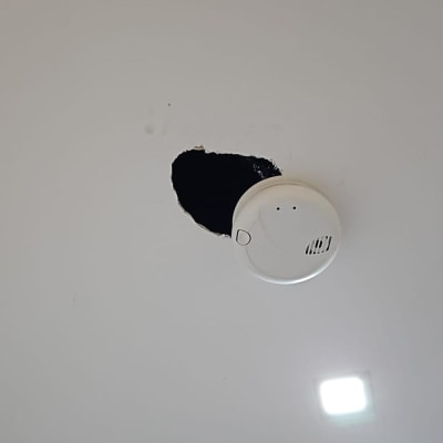 חיישן עשן מותקן על תקרת גבס עם חור