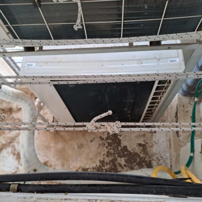 חבלים עם קשרים מעל יחידת מיזוג אוויר