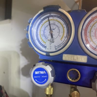 מד לחץ כחול עם מחוגים למדידת לחץ אוויר