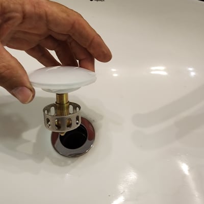 יד מחזיקה פקק כיור מתכת