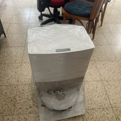 מכשיר עטוף בניילון על רצפה ליד כיסאות