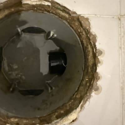ניקוז מים עם לכלוך סביבו