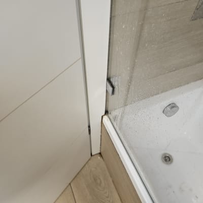 חיבור בין דלת זכוכית לרצפה במקלחת