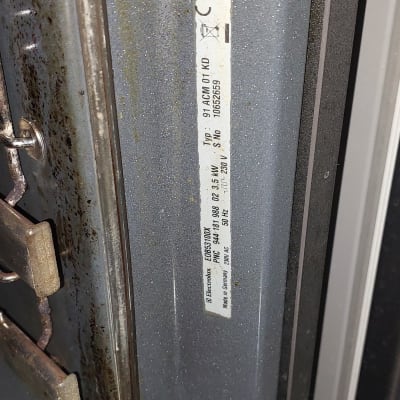 תווית דגם ותיאור טכני על דופן תנור אפייה