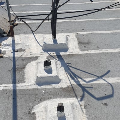 גג אטום עם צינורות ואוורור