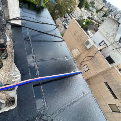 גג אטום עם חומר איטום שחור ומוט צבעוני