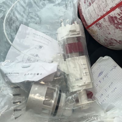 חלקי צנרת וכלים בשקית פלסטיק