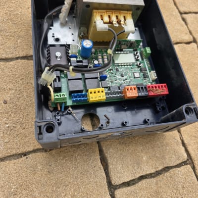 מעגל חשמלי בתוך קופסה על רקע מרצפות