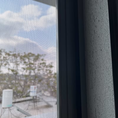 מסגרת אלומיניום של חלון עם רשת