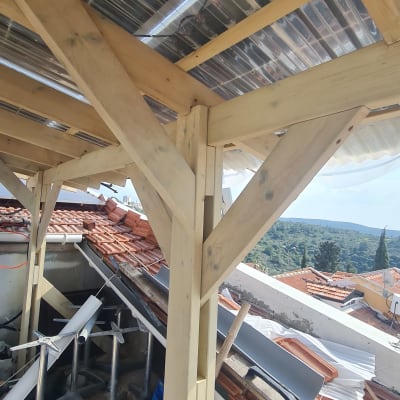 מבנה עץ עם גג פלסטיק שקוף באתר בנייה