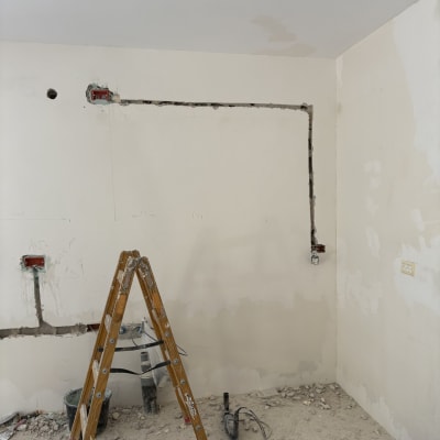 סולם וכלי עבודה באתר חשמל