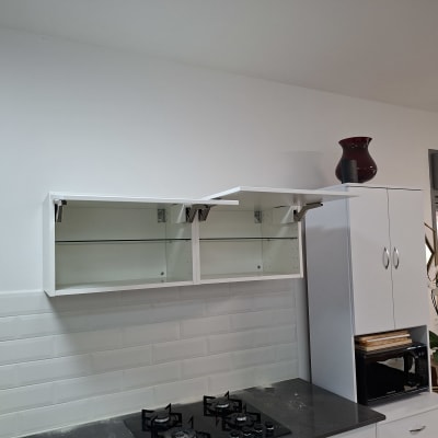 ארונות מטבח פתוחים מעל כיריים במטבח מודרני