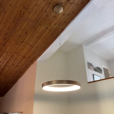 מנורת תלייה עגולה מוארת מהתקרה