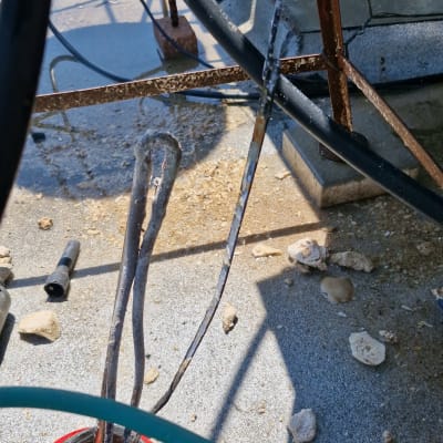 חוטי חשמל מחוברים למתקן על גג