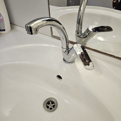 ברז וכיור בחדר אמבטיה