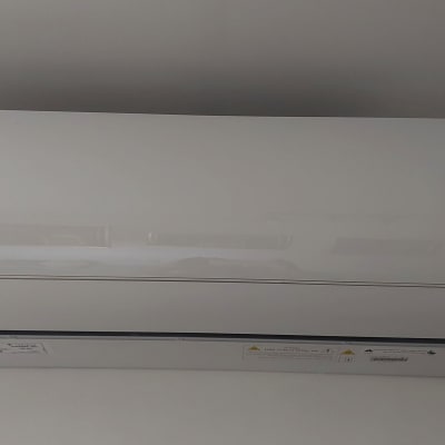 מזגן קיר לבן של חברת תדיראן מותקן על קיר