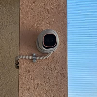 מצלמת אבטחה מותקנת על קיר חיצוני