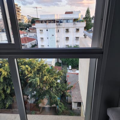 חלון זכוכית גדול עם נוף עירוני ברקע