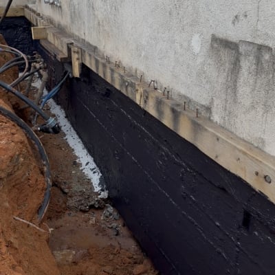 קיר עם איטום וחפירה בקרקע