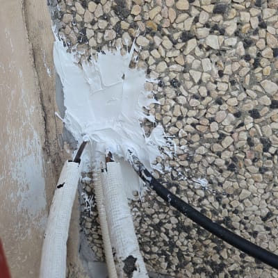 צינורות ותיקון קיר עם חומר לבן