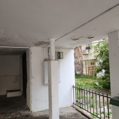 תקרה עם סימני רטיבות וצינור חשוף