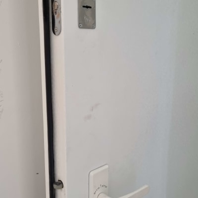 מנעול דלת עם ידית לבנה ומנגנון נעילה