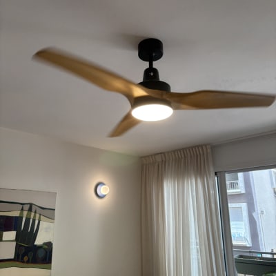 מאוורר תקרה מואר בסלון עם וילון ותמונה