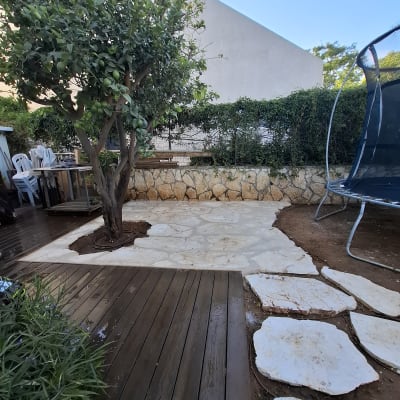 חצר עם עץ, שביל אבן ודק עץ