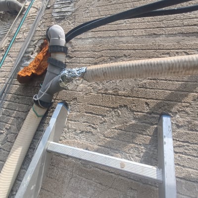 צינור פלסטיק מחובר לקיר עם סרט דבק